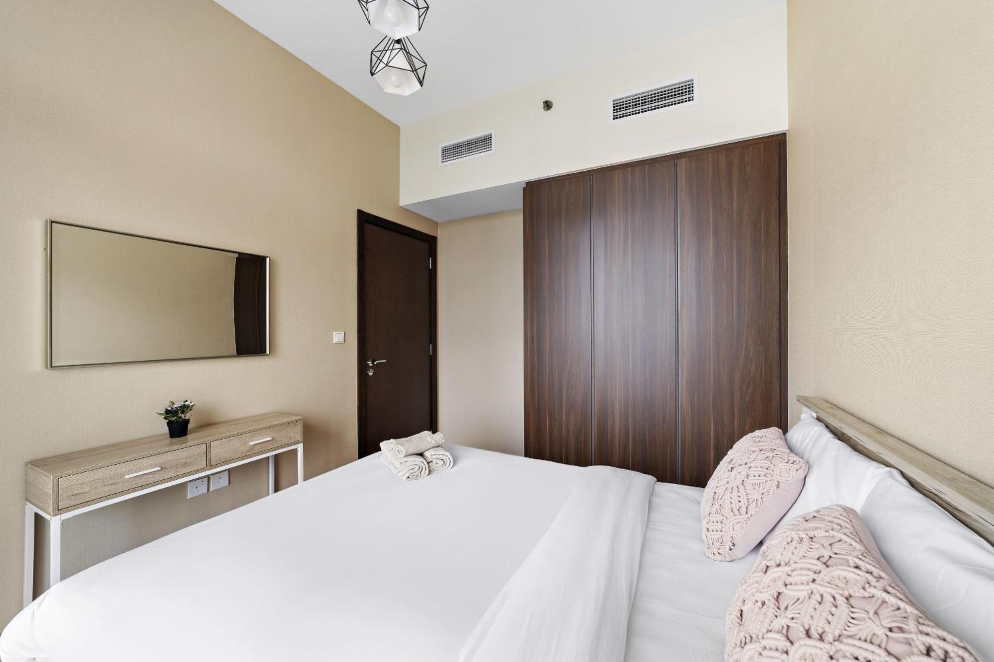 Vayk - Classy And Bright 1 Bd Near Downtown Apartment